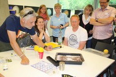 Beim Mondlabor werden selber Krater hergestellt