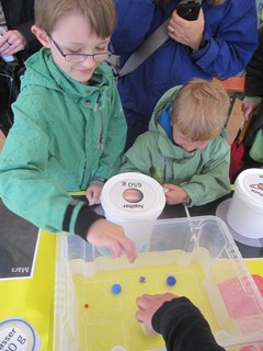 Welcher Planet kann in Wasser schwimmen?